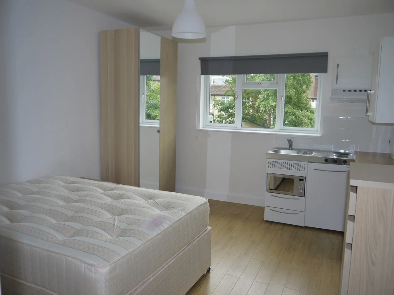 Flat Golders Green Road in Greater London
