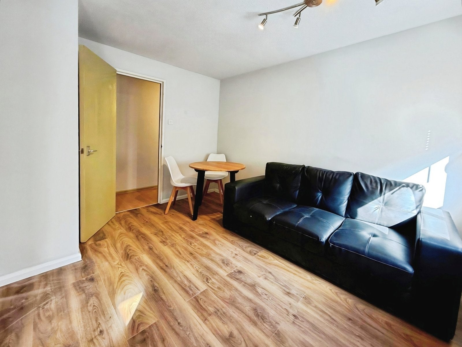 Flat Chantrell Court in Leeds