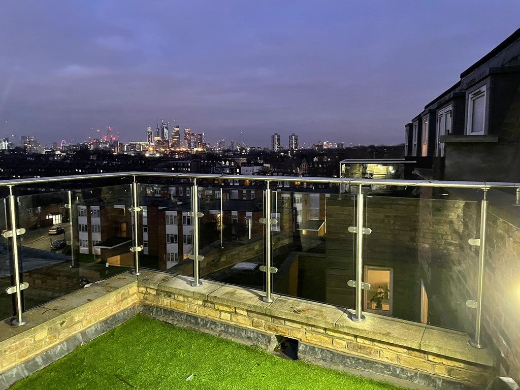 Flat Lavender Hill in Greater London