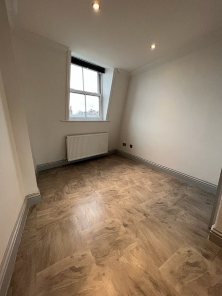 Flat Lavender Hill in Greater London