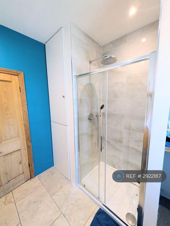 Room Ladbroke Road in Greater London