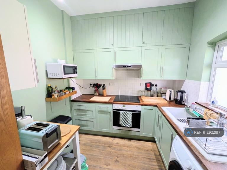 Room Ladbroke Road in Greater London