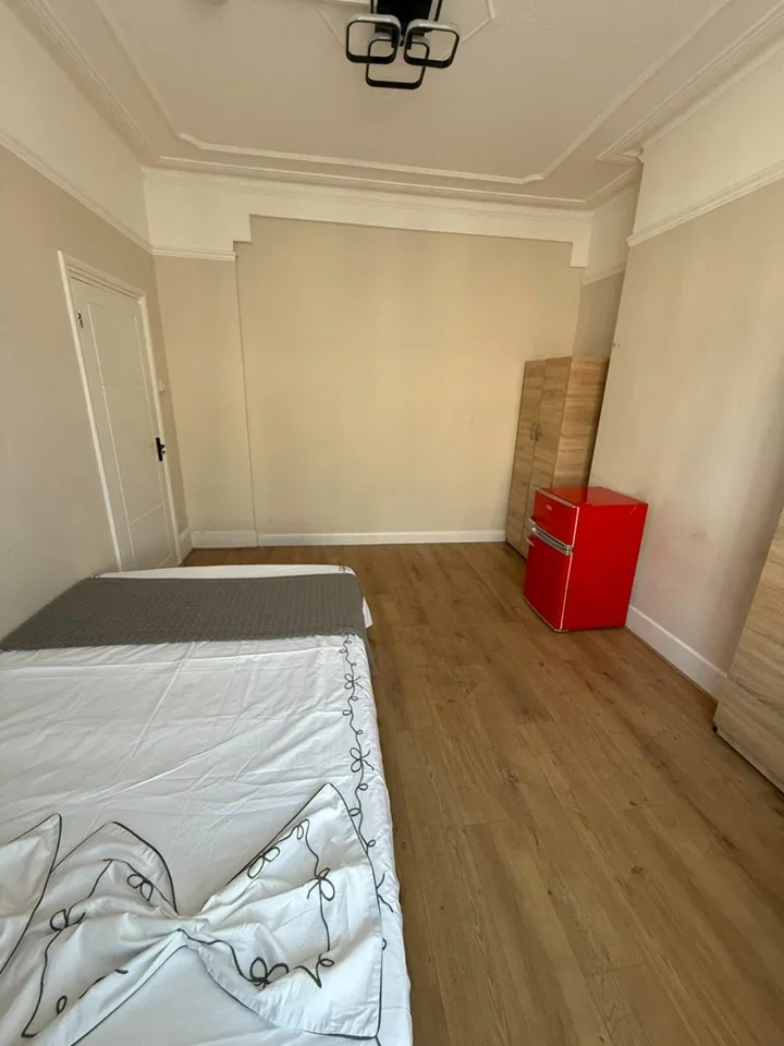 Room Steele Road in Greater London