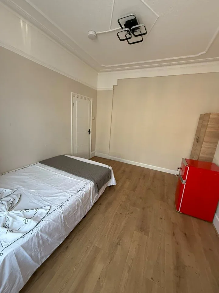 Room Steele Road in Greater London