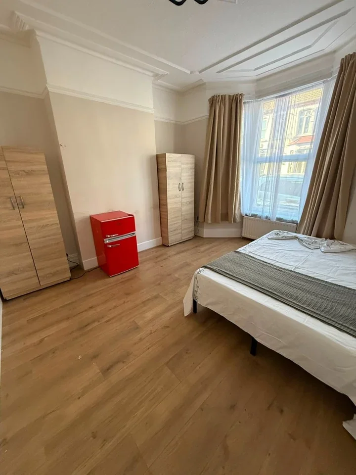 Room Steele Road in Greater London