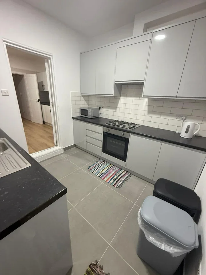 Room Steele Road in Greater London