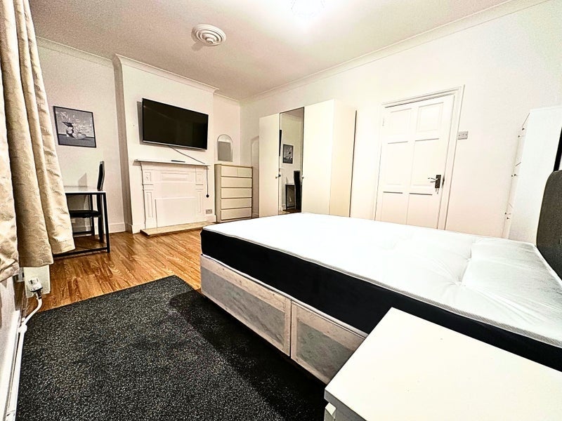 Room Farley Road in Greater London