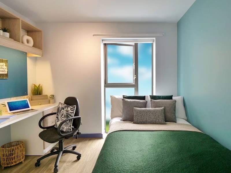 Room Kingston Hall Road in Greater London