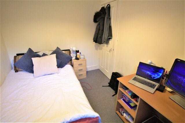 Flat Elliot Road in Sheffield