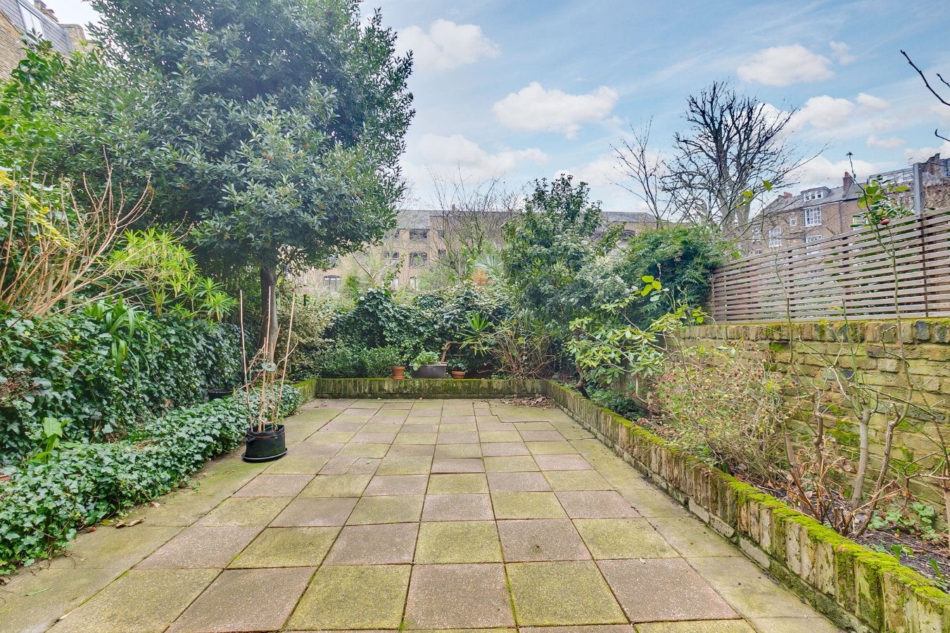 Flat Chalcot Road in Greater London