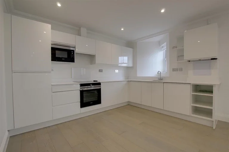 Flat Whitehall Road in Greater London