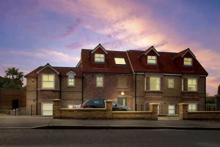 Flat Whitehall Road in Greater London