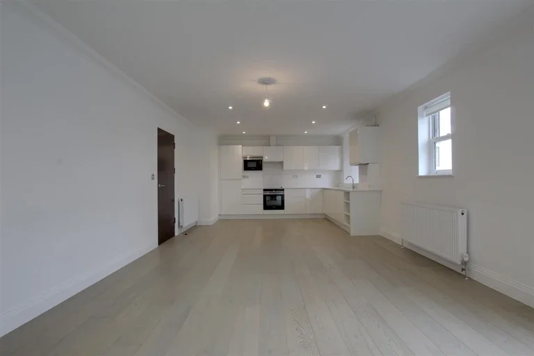 Flat Whitehall Road in Greater London