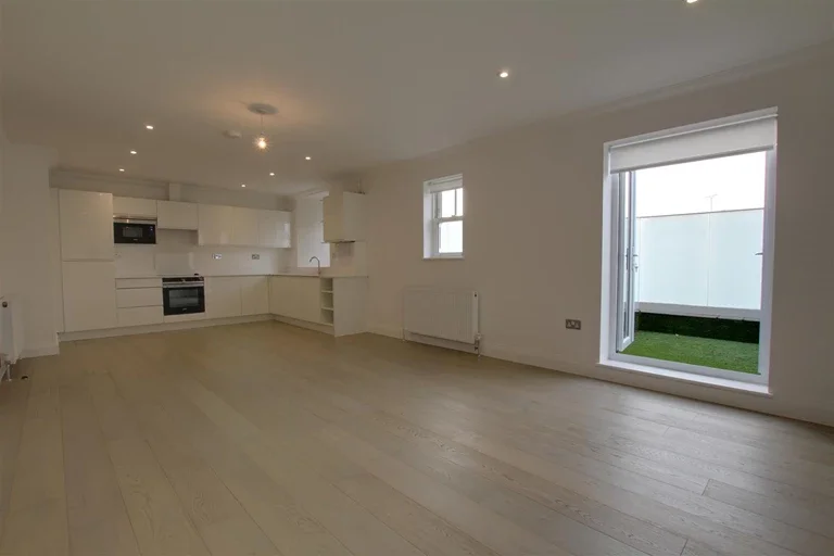 Flat Whitehall Road in Greater London