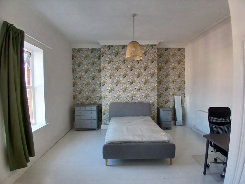 Room Neville Road in Crosby