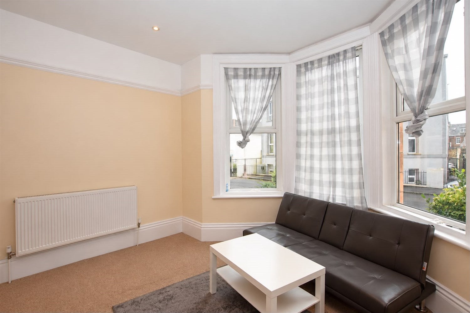 Flat Clarence Road in Arun