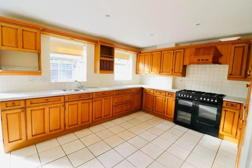Room Cumberland Road in Grays