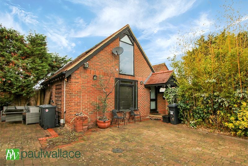 House Crossbrook Street in Cheshunt
