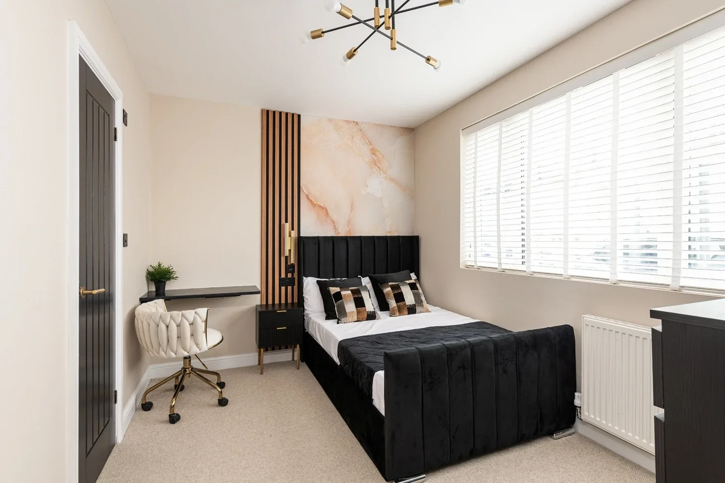 Room Gordon Road in Gillingham