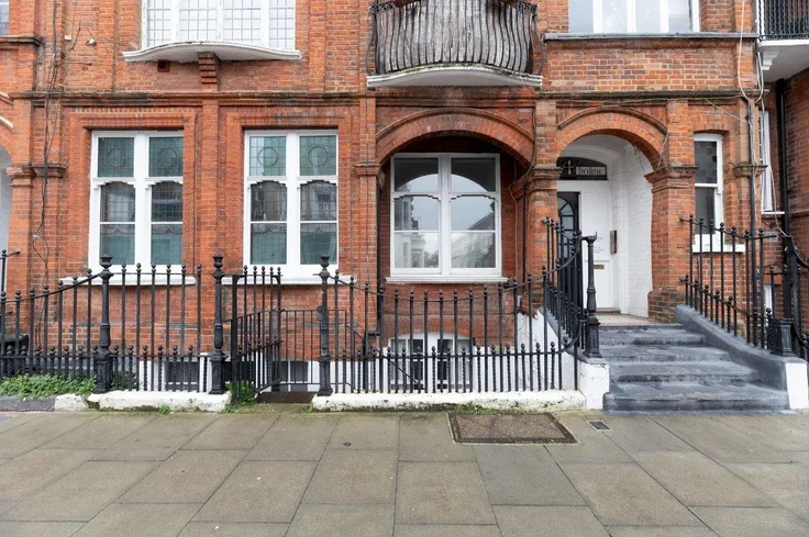 Flat Challoner Crescent in Greater London