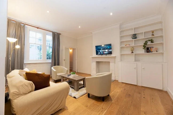 Flat Challoner Crescent in Greater London