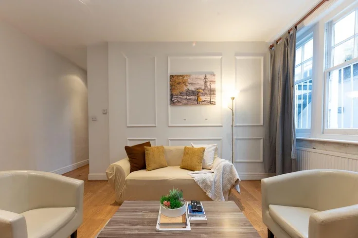 Flat Challoner Crescent in Greater London