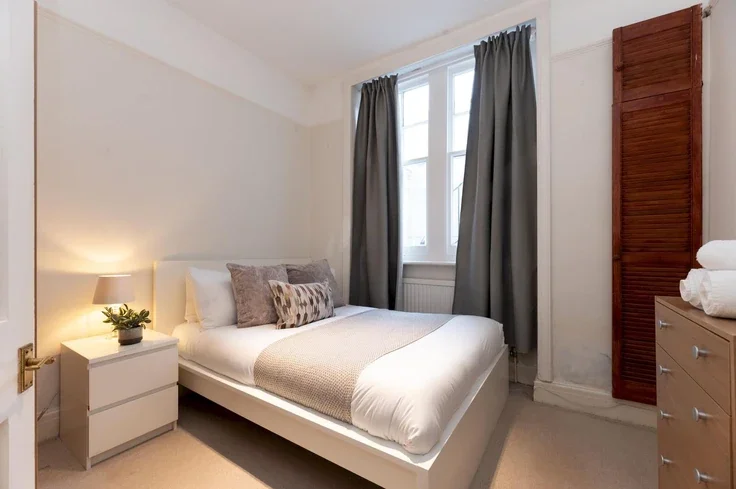 Flat Challoner Crescent in Greater London