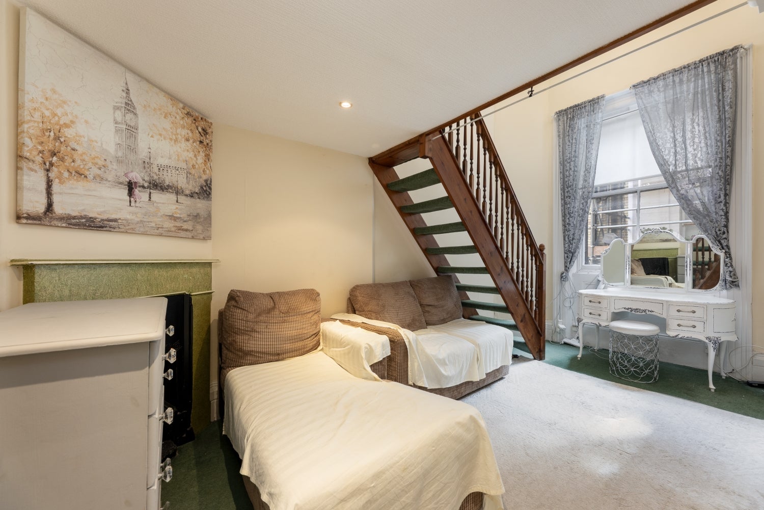 Flat De Vere Gardens in Greater London