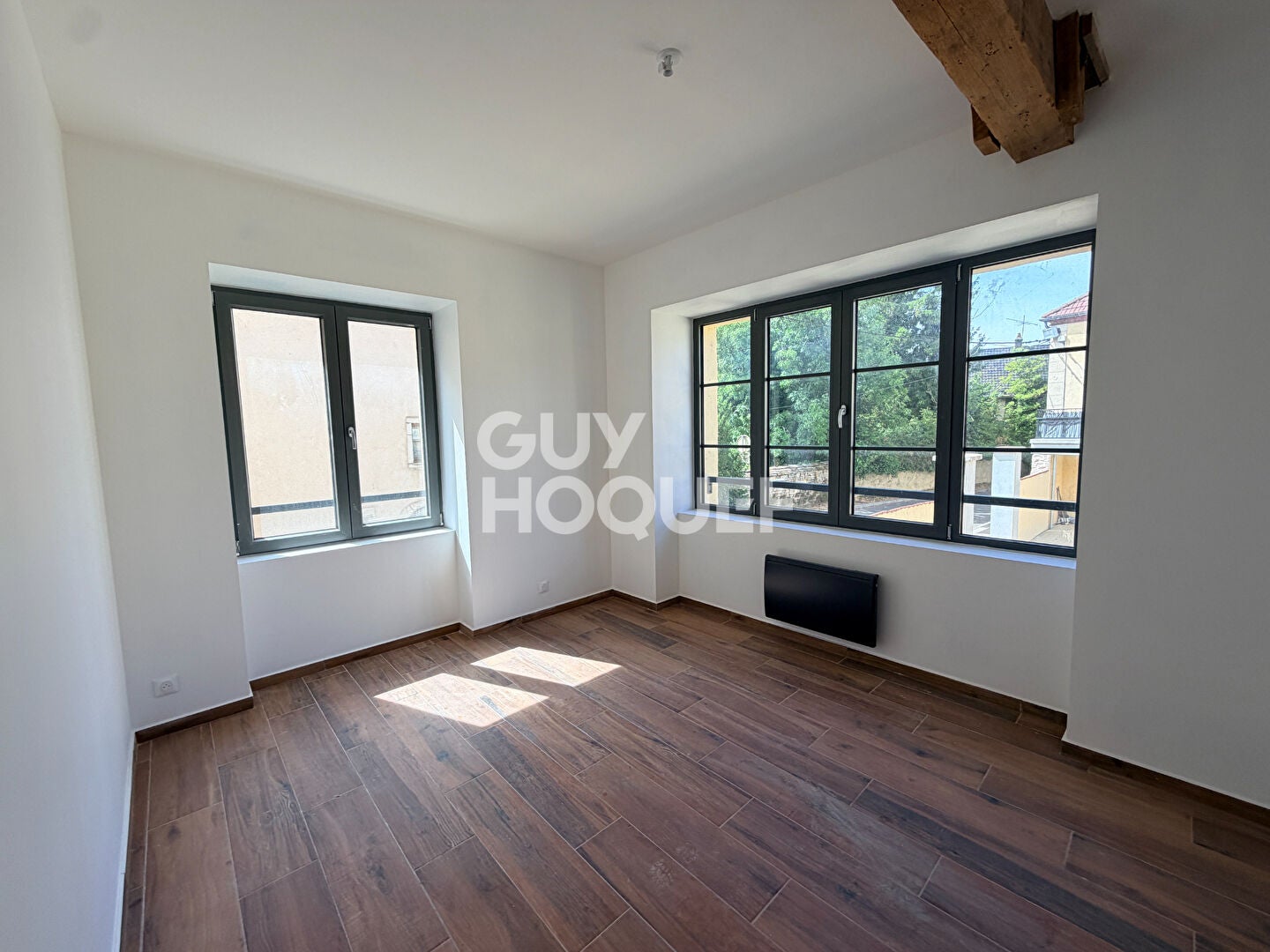 Flat Route de Jouffroy d'Abbans in Byans-sur-Doubs