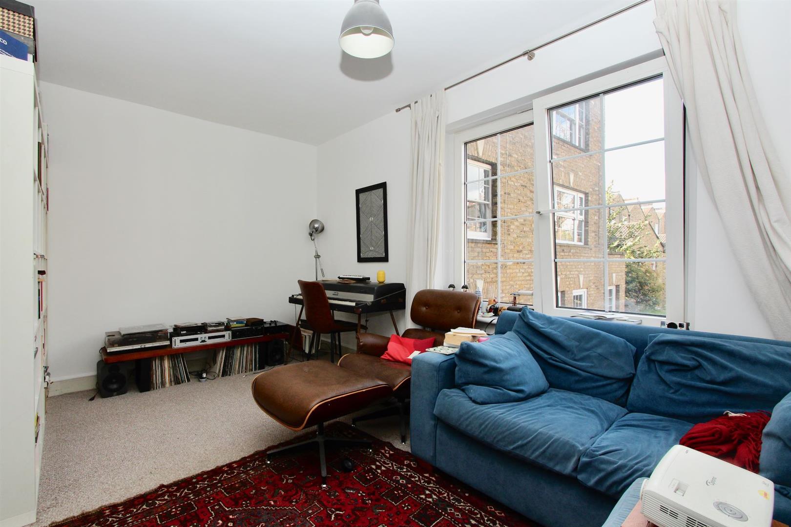 Flat Somerford Grove in Greater London