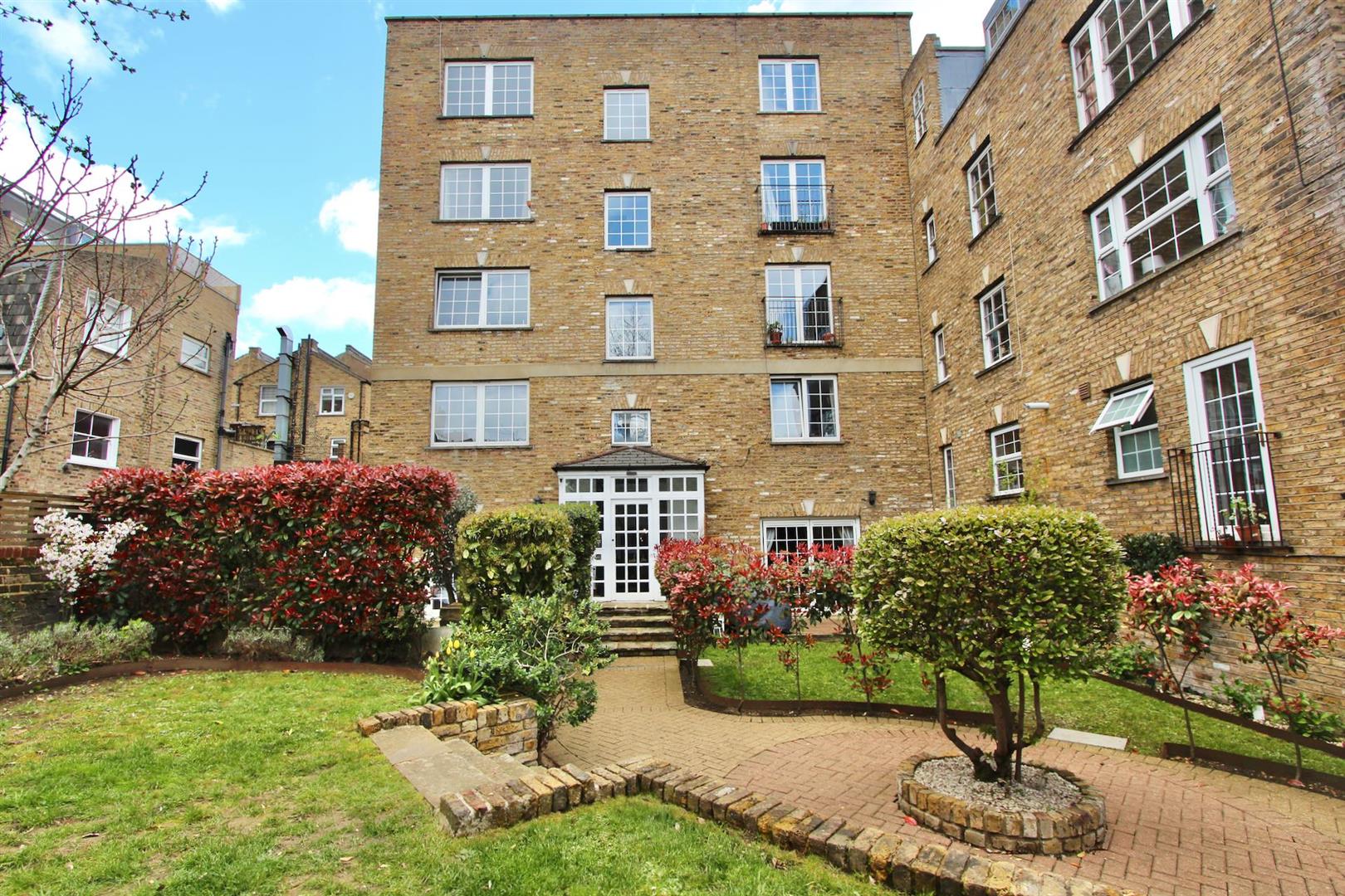 Flat Somerford Grove in Greater London