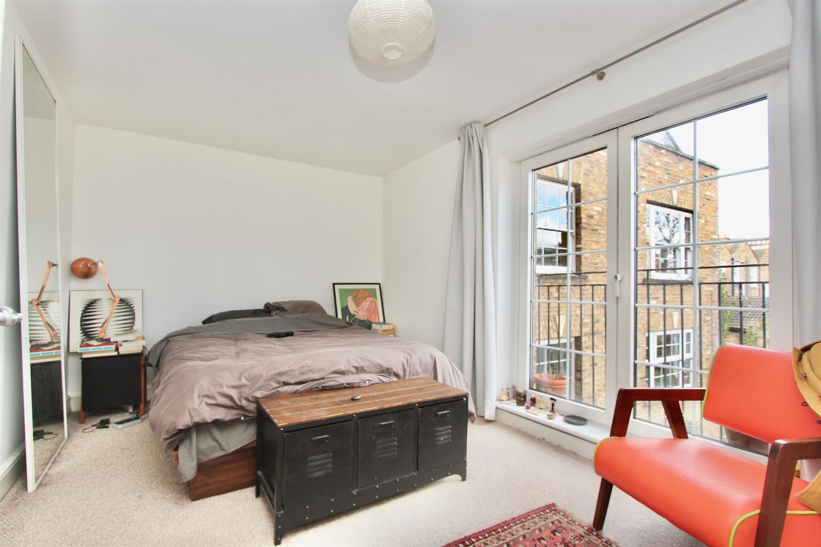Flat Somerford Grove in Greater London