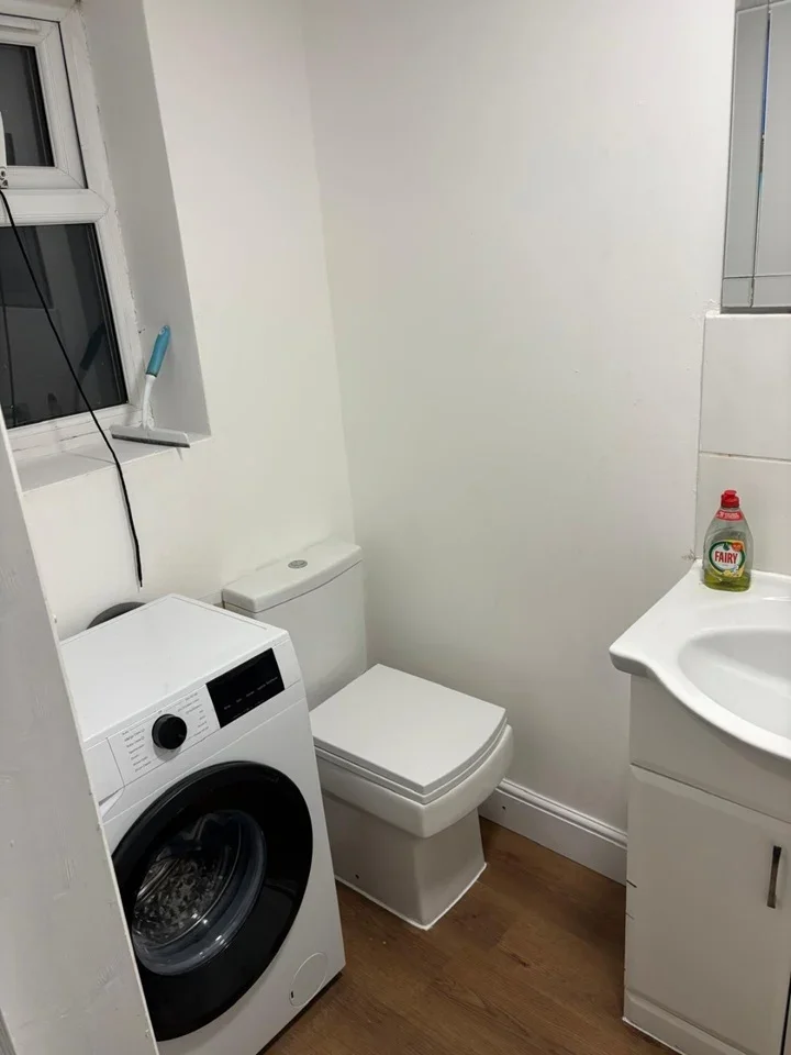 Flat Mayesbrook Road in Greater London