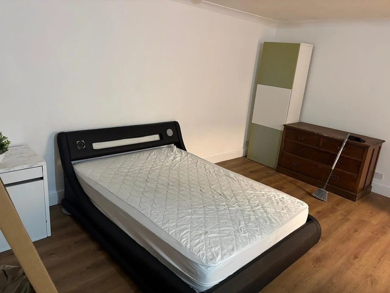 Flat Mayesbrook Road in Greater London