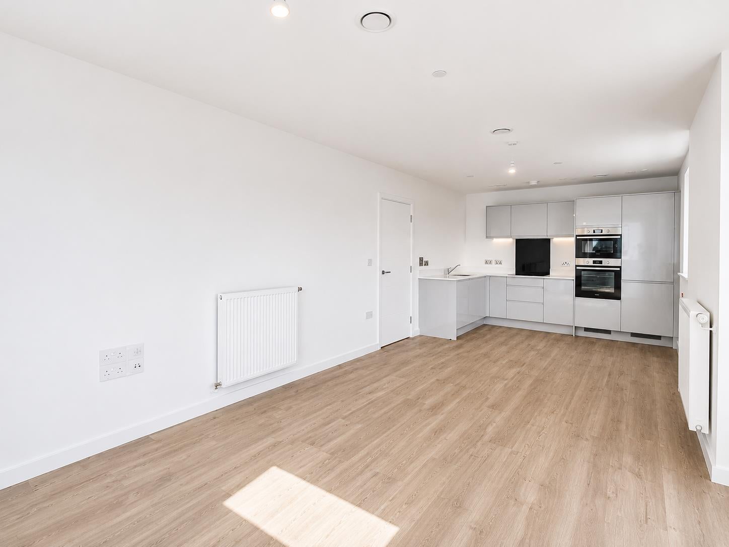 Flat Victoria Road in Greater London