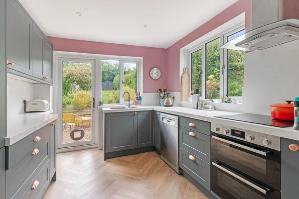 Flat Hollydene Road in Wealden