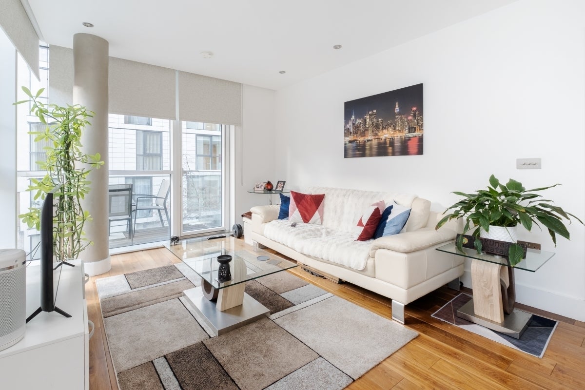 Flat Bridle Mews in Greater London