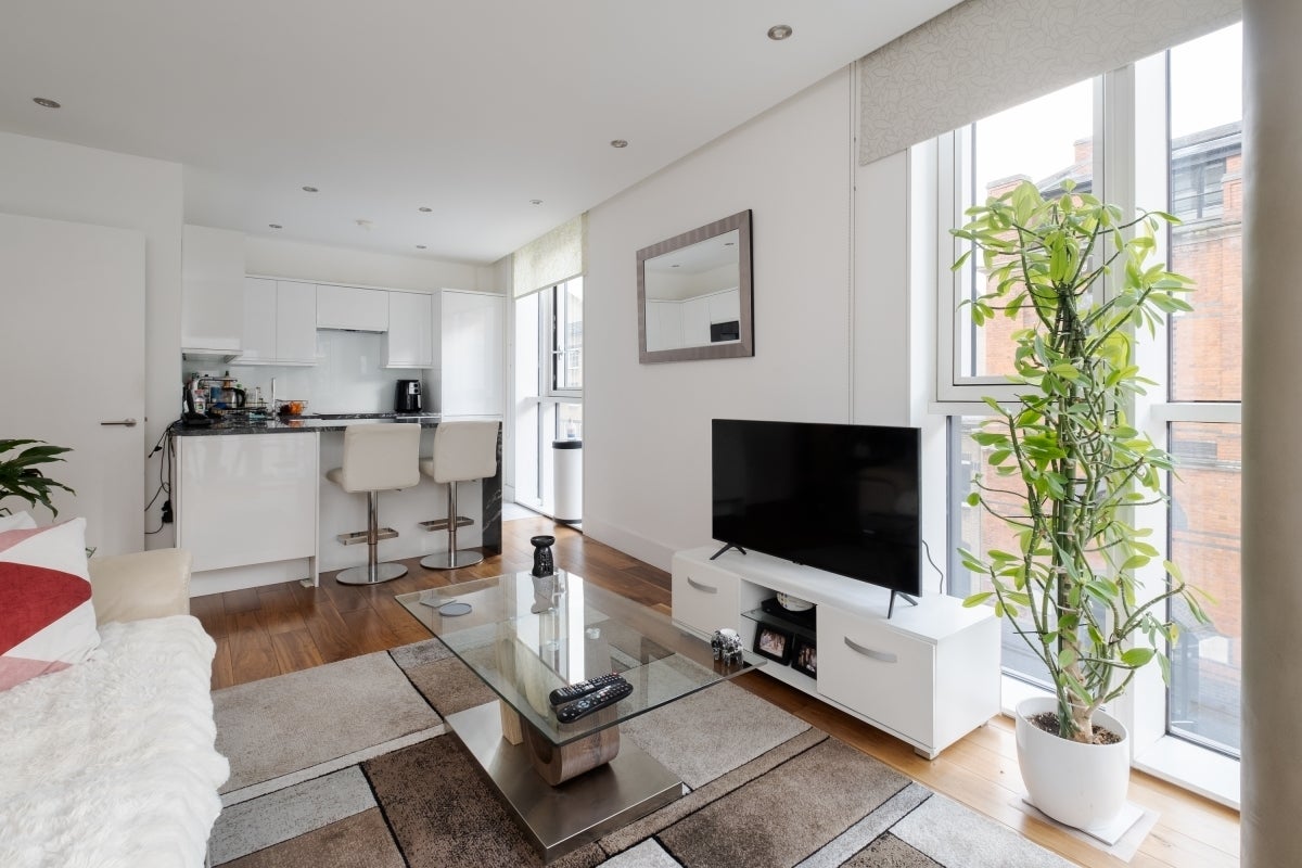 Flat Bridle Mews in Greater London
