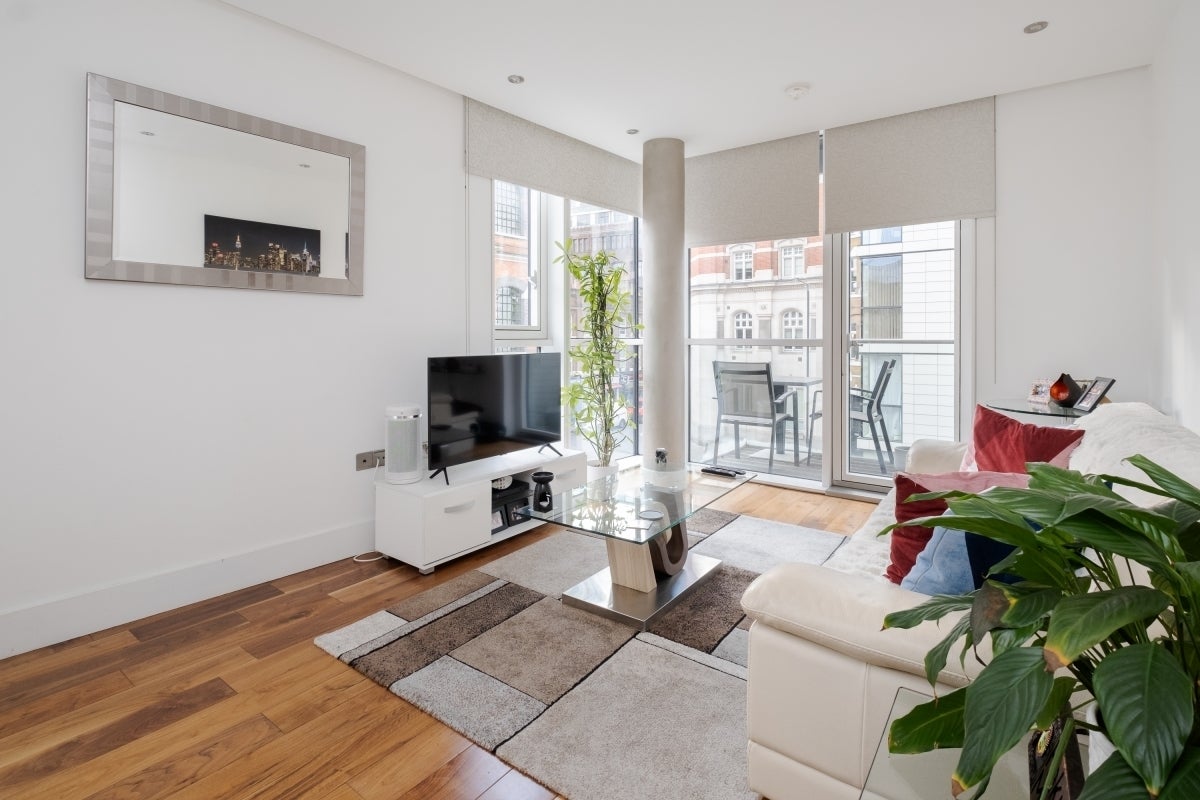 Flat Bridle Mews in Greater London