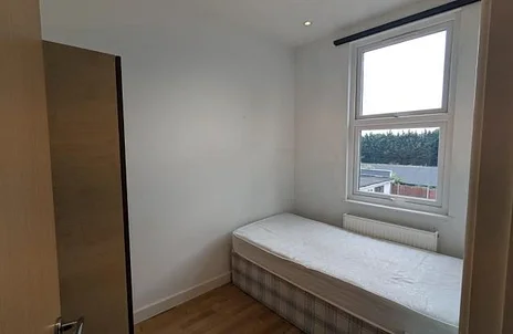 Flat Haydons Road in Greater London