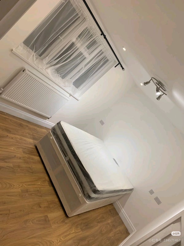Room Ellingham Road in Greater London