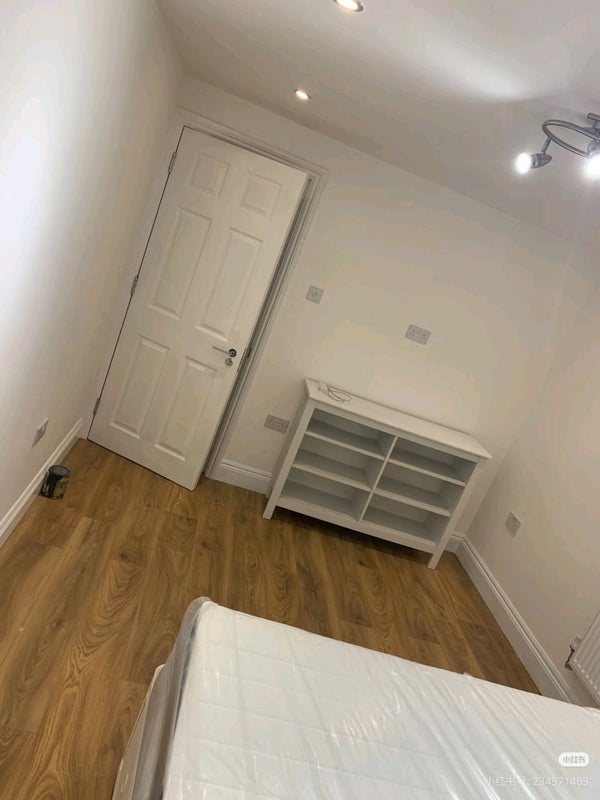 Room Ellingham Road in Greater London