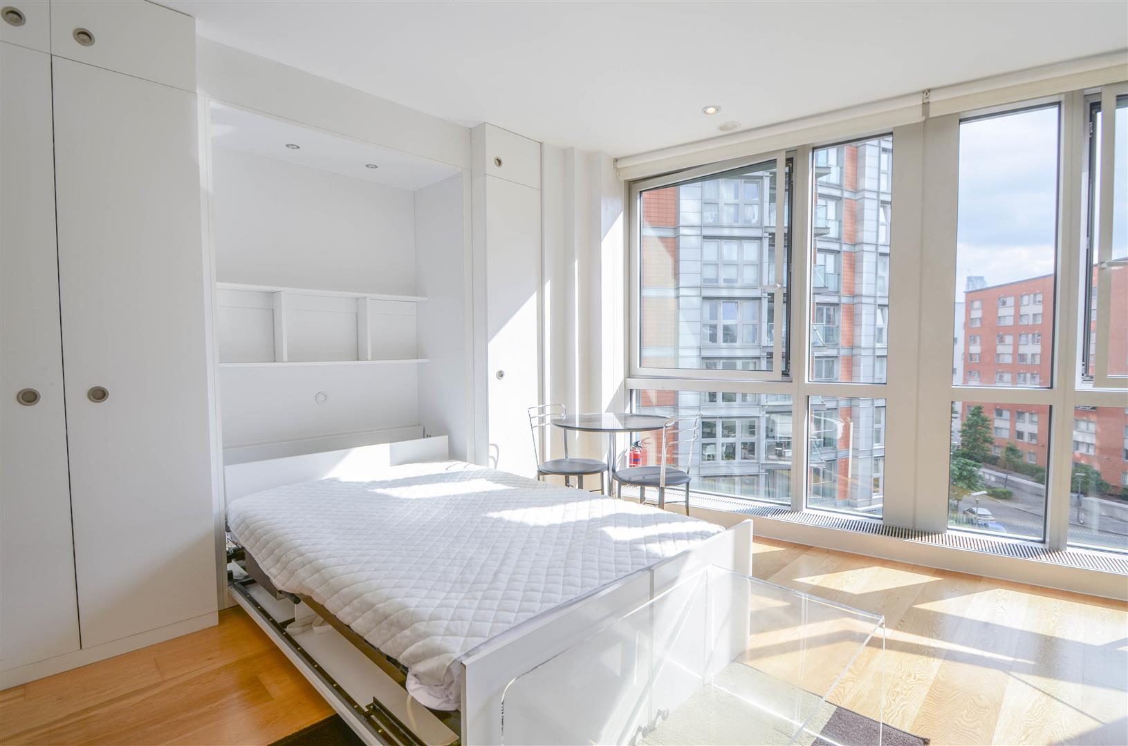 Flat Fairmont Avenue in Greater London