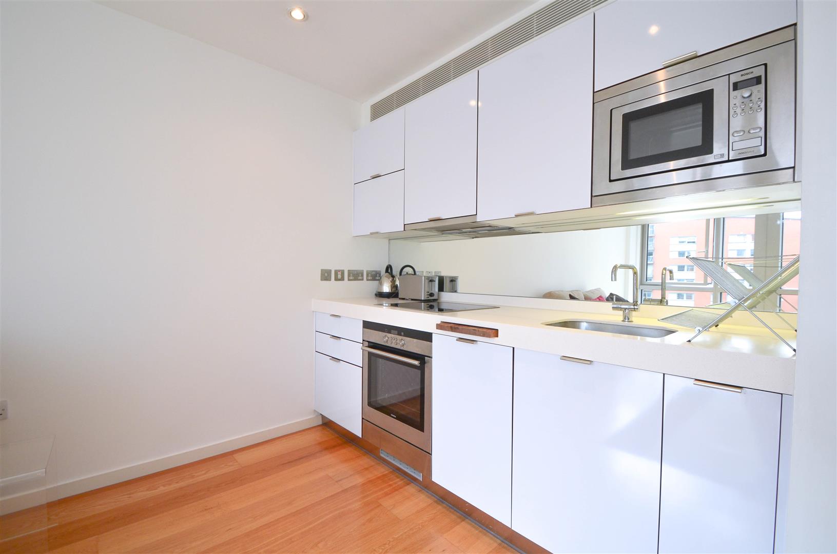 Flat Fairmont Avenue in Greater London
