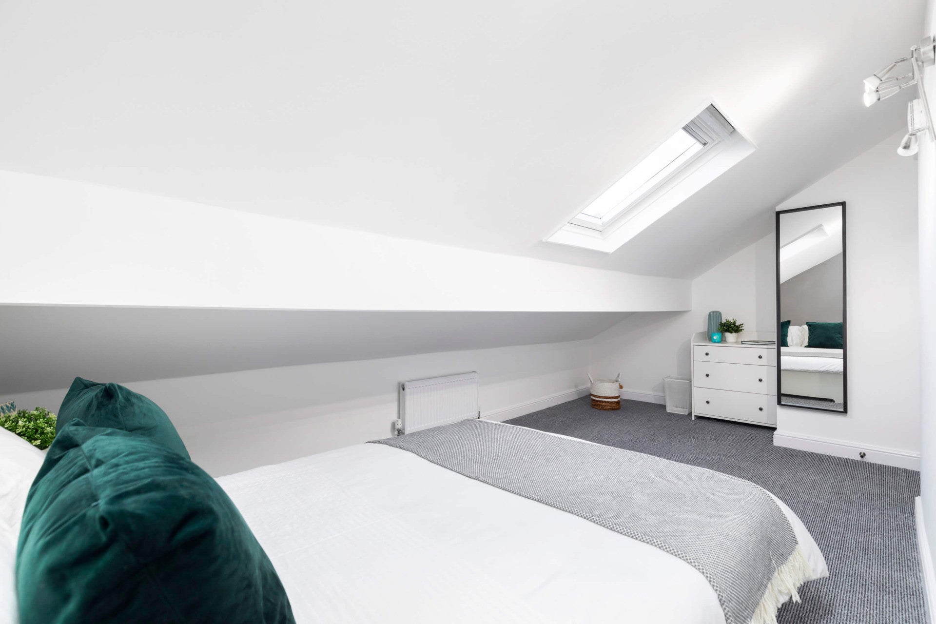 Room Trelawn Avenue in Leeds