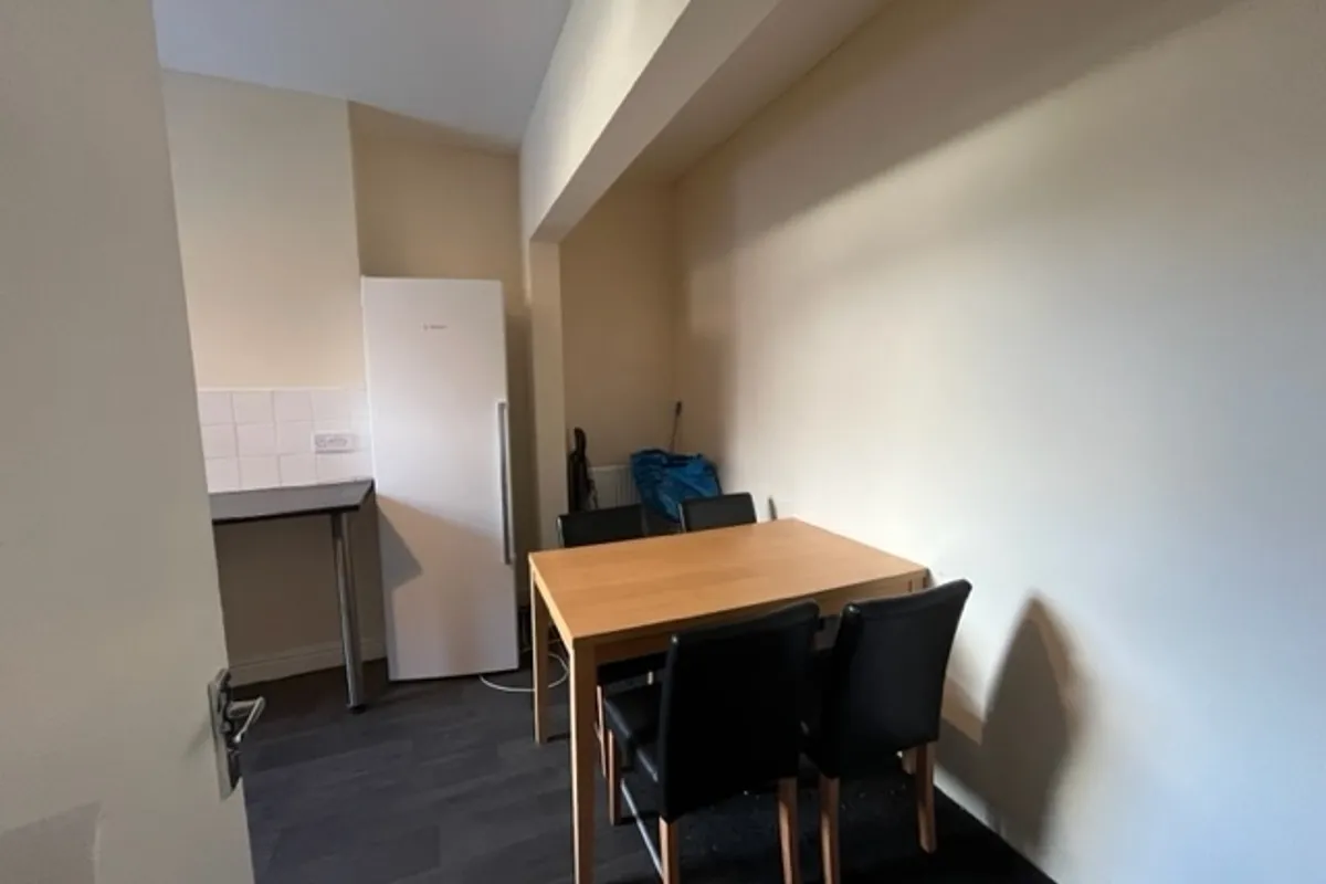 Room Vere Street in Barry