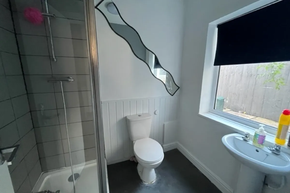 Room Vere Street in Barry