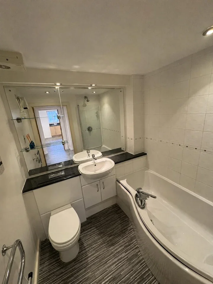 Flat Elmira Way in Salford