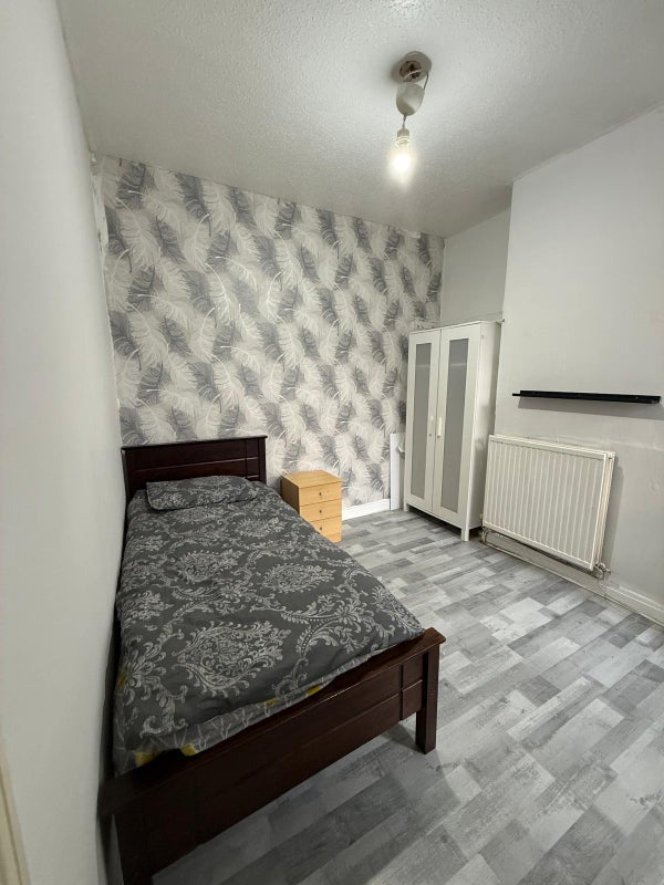 Room Woodfield Road in Manchester