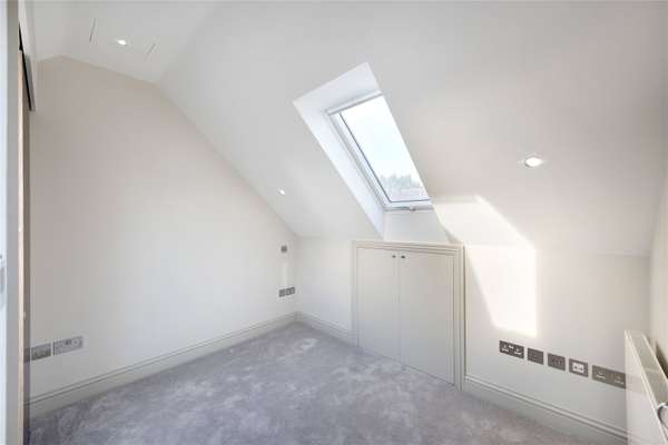 Flat Woodville Road in Greater London